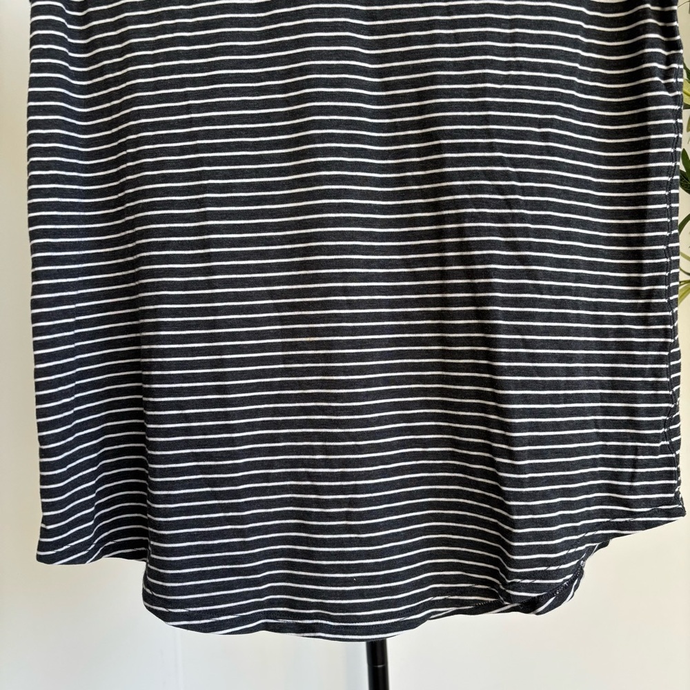 • [Lululemon] Striped V-Neck • - Picture 3 of 8